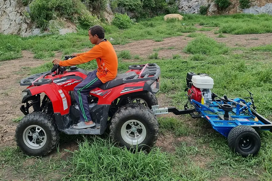 ATV กับอุปกรณ์เครื่องตัดหญ้า