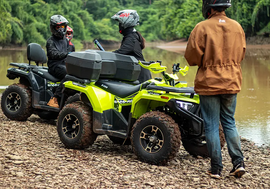 ATV RAMPAGE 265 สีเขียว จอดริมแม่น้ำกับผู้ขับขี่